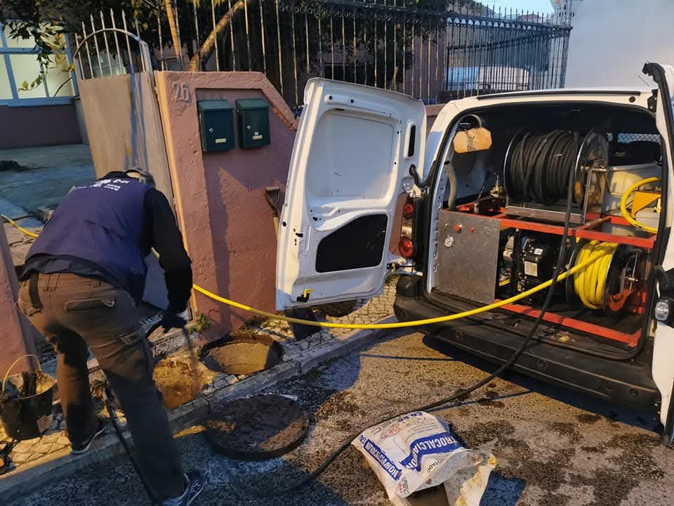 A carrinha e o equipamento de desobstrução