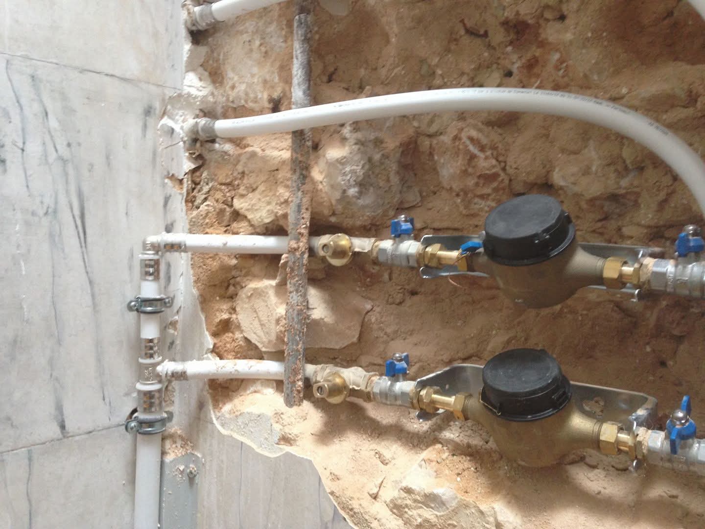 Contadores e válvulas de corte instalados