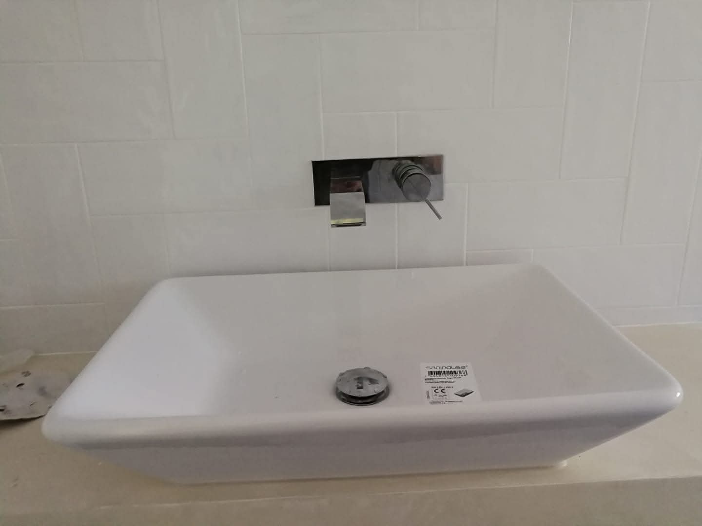 Lavatório e misturadora de parede instalados