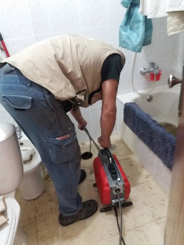 Máquina de desentupir em casa de banho