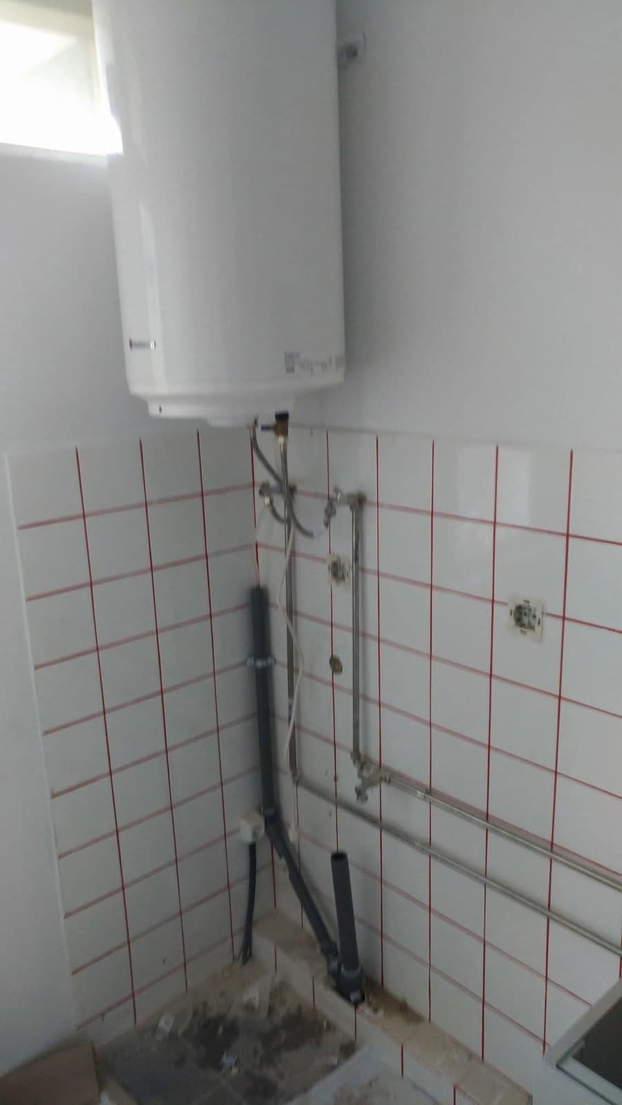 Termoacumulador ligado e tubagem à vista